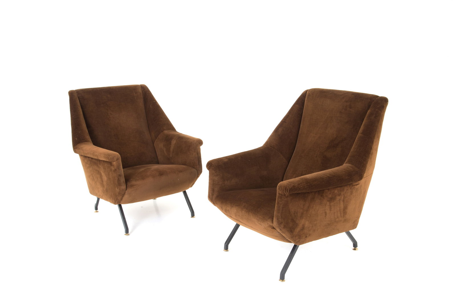 Pair of armchairs: Pair of brown velvet armchairs with black painted metal and brass feet. 1960s. Signs of wear and tear. 90x83x80 cm approx. Coppia di poltrone in velluto marrone con piedi in metallo verniciato nero e 