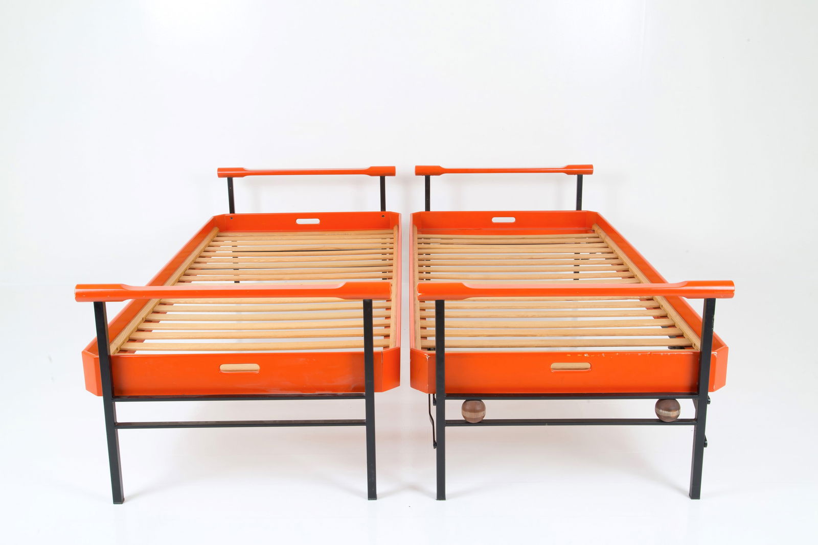 OSVALDO BORSANI. Pair of L75 Kangaroo stackable beds for TECNO (1 of 6)