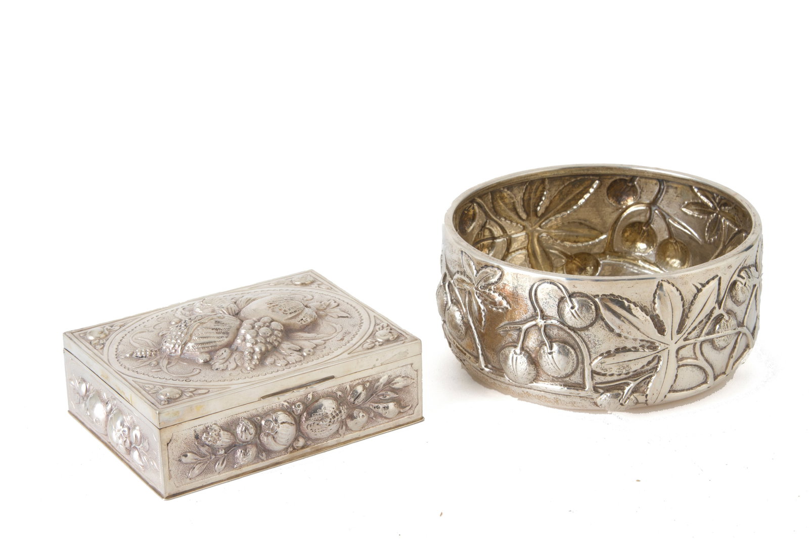 Box and coaster: Jewelry box and coaster in 830 S silver, embossed and chiselled, approx. 425 g in total. German hallmarks. 20th century. Scatola portagioie e un sottobottiglia in argento 830 S sbalzati e cesellati, g