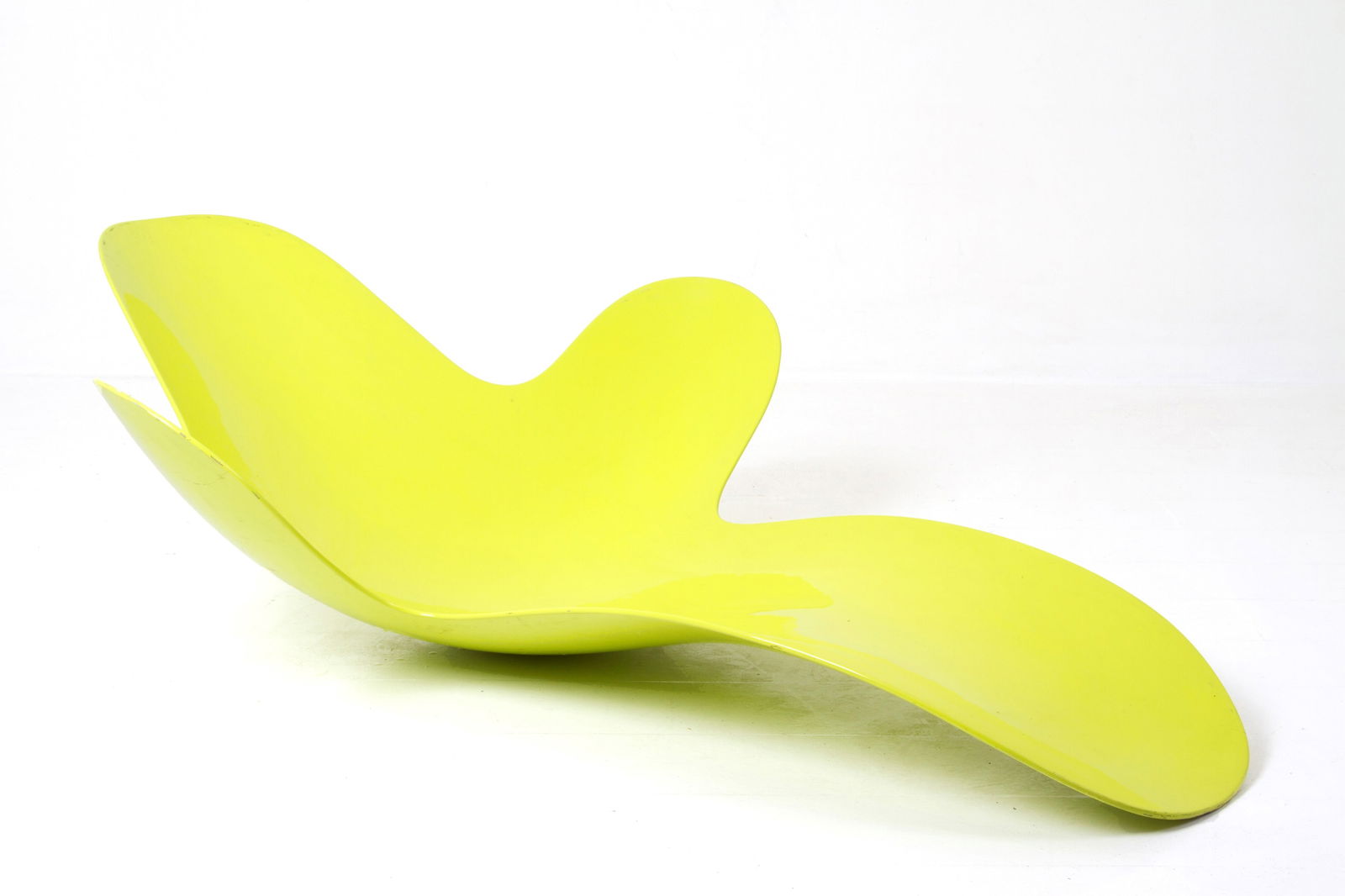 MONICA GRAFFEO. Lazy Mary chaise longue lime green lacquered for DISGUINCIO: MONICA GRAFFEO (Pordenone 1973). Lazy Mary chaise longue with lime green resin fiberglass frame. DISGUINCIO production. 1990s. Defects and signs of wear and tear over time. 50x120x180 cm approx. MONIC