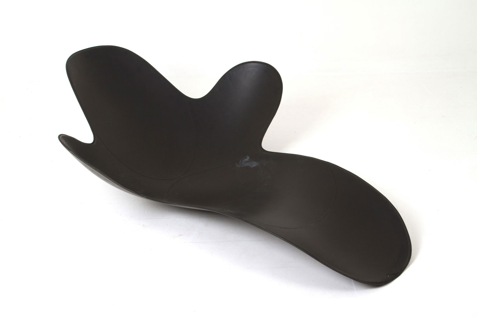 MONICA GRAFFEO. Black leather Lazy Mary chaise longue for DISGUINCIO: MONICA GRAFFEO (Pordenone 1973). Lazy Mary fiberglass and black leather upholstery chaise longue. DISGUINCIO production. 1990s. Defects and signs of wear over time. 50x120x180 cm approx. MONICA GRAFFE