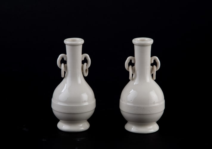 Pair of flasks: Pair of white porcelain flasks. China. 18th century. Height approx. 15.5 cm. Coppia di fiaschette in porcellana bianca. Cina. XVIII secolo. Alt. 15,5 cm ca.