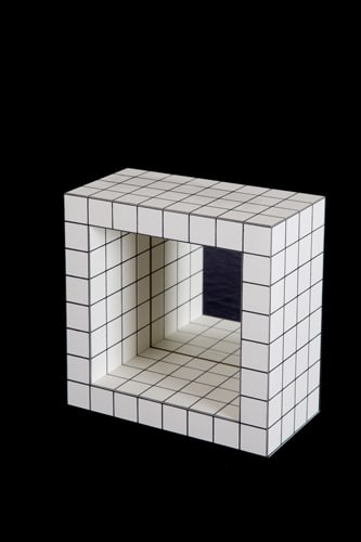 SUPERSTUDIO. Multiple measuring mirror for PLURA EDITIONS: SUPERSTUDIO. Multiple measuring mirror in silkscreened laminate with mirror. Production PLURA EDIZIONI. Example 21/500. With manufacturer's label. 1970s. Signs of wear and tear. 24.5x24x12.5 cm approx