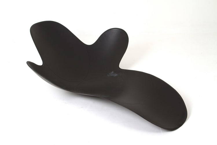 MONICA GRAFFEO. Lazy Mary chaise longue in black leather for DISGUINCIO: MONICA GRAFFEO (Pordenone 1973). Lazy Mary chaise longue with fiberglass frame and black leather upholstery. DISGUINCIO production. 1990s. Defects and signs of wear. 50x120x180 cm approx. MONICA GRAFF