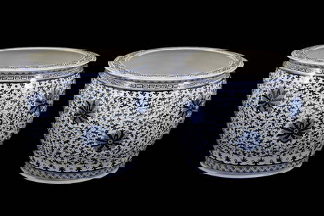 Pair of large cachepots: Pair of large blue and white porcelain cachepots. China. 52x64 cm approx. Coppia di grandi cachepot in porcellana bianca e blu. Cina. 52x64 cm ca.