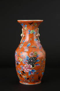 Orange bottom vase: Orange-ground porcelain vase with floral motifs. Mark on the bottom. China. 30x16 cm approx. Vaso in porcellana a fondo arancio?a motivi floreali. Marchio sul fondo. Cina.? 30x16 cm ca.