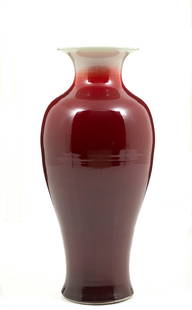 Large porcelain vase: Large porcelain vase with oxblood decoration. China. 97x48 cm approx. Grande vaso in porcellana con decori a sangue di bue. Cina. 97x48 cm ca.
