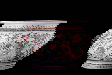 Large Pink Family cachepot: Large Pink Family porcelain cachepot decorated with animals and flowers and with relief masks on the sides. China. Qianlong period. 42x60 cm approx. Grande cachepot in porcellana Famiglia Rosa