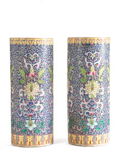 Pair of porcelain Pink Family vases: Pair of cylindrical Pink Family porcelain vases. China. 30x12.5 cm approx. Coppia di vasi cilindrici in porcellana Famiglia Rosa. Cina. 30x12,5 cm ca.