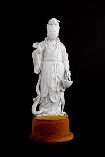 White porcelain sculpture "GUANYIN": White porcelain sculpture depicting "GUANYIN". Wooden base covered in fabric. China.Dimensions of the sculpture alone: 32x14x9 cm approx. Scultura in porcellana bianca raffigurante "GUANYIN". Base