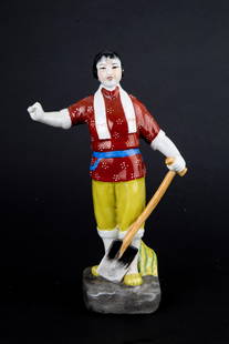 Porcelain sculpture "PEASANT": Polychrome porcelain sculpture depicting "PEASANT". China. Cultural Revolution Period. Defects. Height approx. 30 cm. Scultura in porcellana policroma raffigurante "CONTADINA". Cina. Periodo
