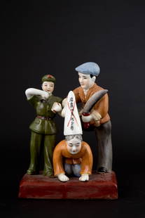 Porcelain group "THE EVIL MASTER": Polychrome porcelain group depicting "THE EVIL MASTER". China. Cultural Revolution period. Defects. 24x17x11 cm approx. Gruppo in porcellana policroma raffigurante "IL MALVAGIO PADRONE". Cina.