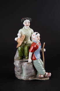 Porcelain sculpture "SERVING THE PEOPLE": Polychrome porcelain sculpture depicting "SERVING THE PEOPLE". China. Cultural Revolution Period. Defects and shortcomings. 26x17x12 cm approx. Scultura in porcellana policroma raffigurante "AL