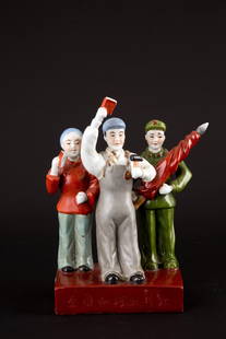Porcelain group "WORKER, PEASANT AND RED GUARD": Polychrome porcelain group depicting "WORKER, PEASANT AND RED GUARD". China. Cultural Revolution Period. Defects. 32x21x12 cm approx. Gruppo in porcellana policroma raffigurante "OPERAIO, CONTADINA E