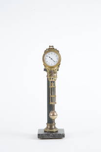 Clock pendant mounted on a column: Swinging pendant clock mounted on a bronze column with a marble base. Late 19th-early 20th century. Defects. Height approx. 29.5 cm. Orologio oscillante a sospensione montato su colonna in bronzo con