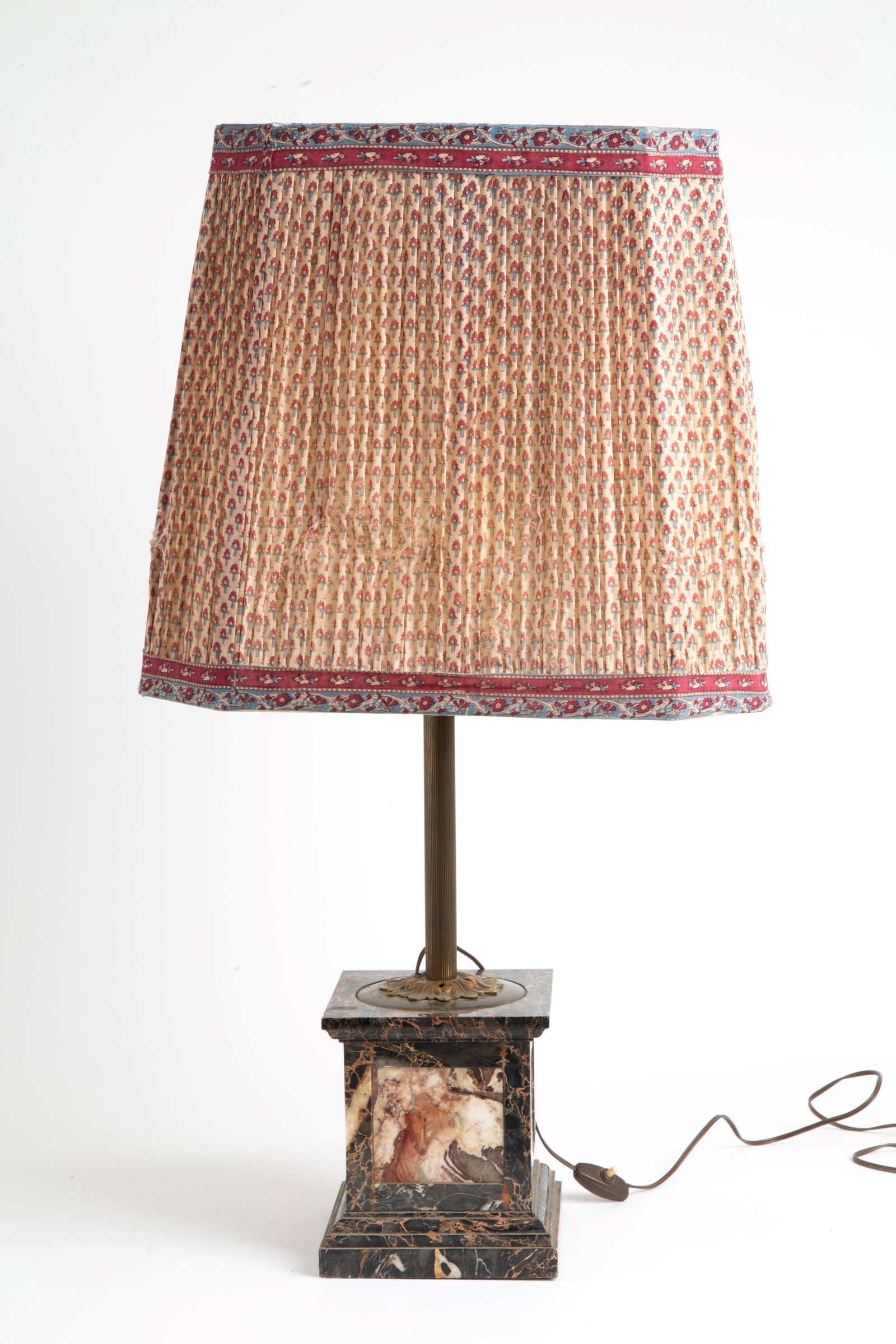 Lamp in various marbles: Three-light table lamp with base in various marbles, gilded bronze stem and square fabric lampshade. Late 19th-early 20th century. 85x46x46 cm approx. (including lampshade) Lampada da tavolo tre luci 