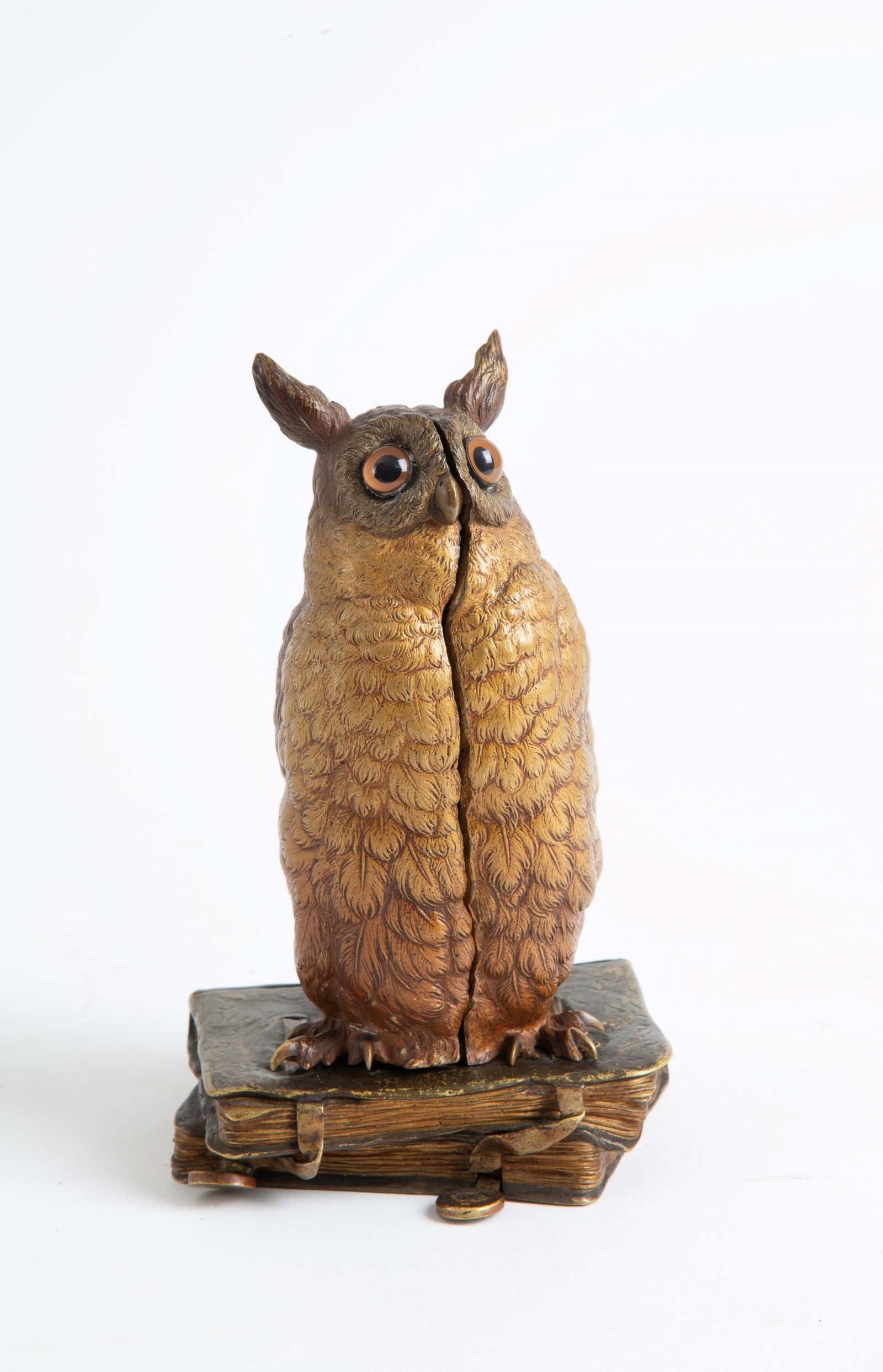 FRANZ XAVER BERGMANN. Sculpture "OWL ON BOOKS": FRANZ XAVER BERGMANN (Austria 1861 - 1936). Openable bronze sculpture depicting "OWL ON BOOKS". Signed on the book. Missing sculpture inside. 20x11x9 cm approx. FRANZ XAVER BERGMANN (Austria 1861 - 19