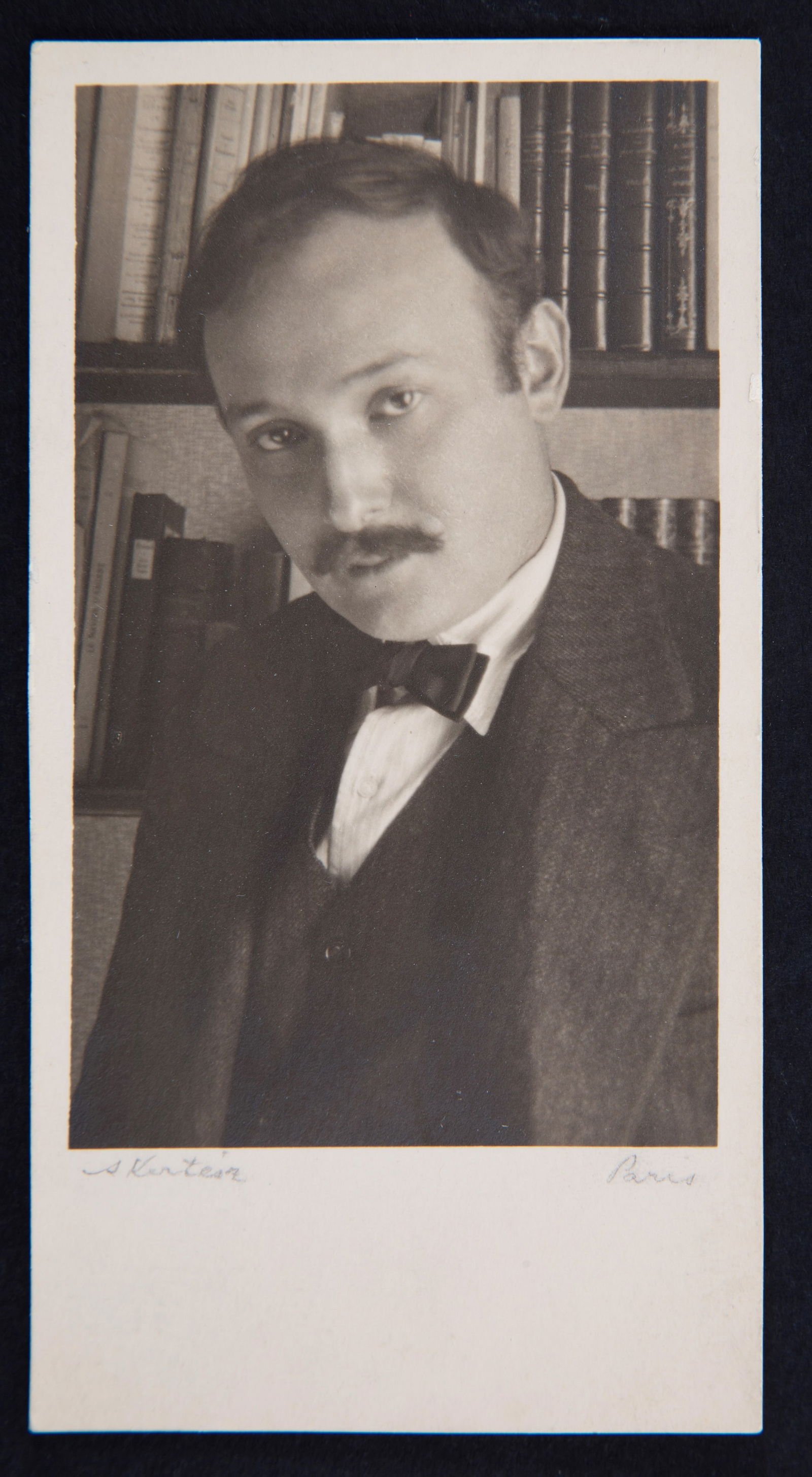 ANDRE KERTESZ. "UNTITLE, 1932": ANDRE KERTESZ (Budapest 1984 - New York 1985). Gelatin silver print "UNTITLE, 1932". Preprint of postcard on the back. Signature and location in pencil at the bottom. Exhibited at the exhibition "La f