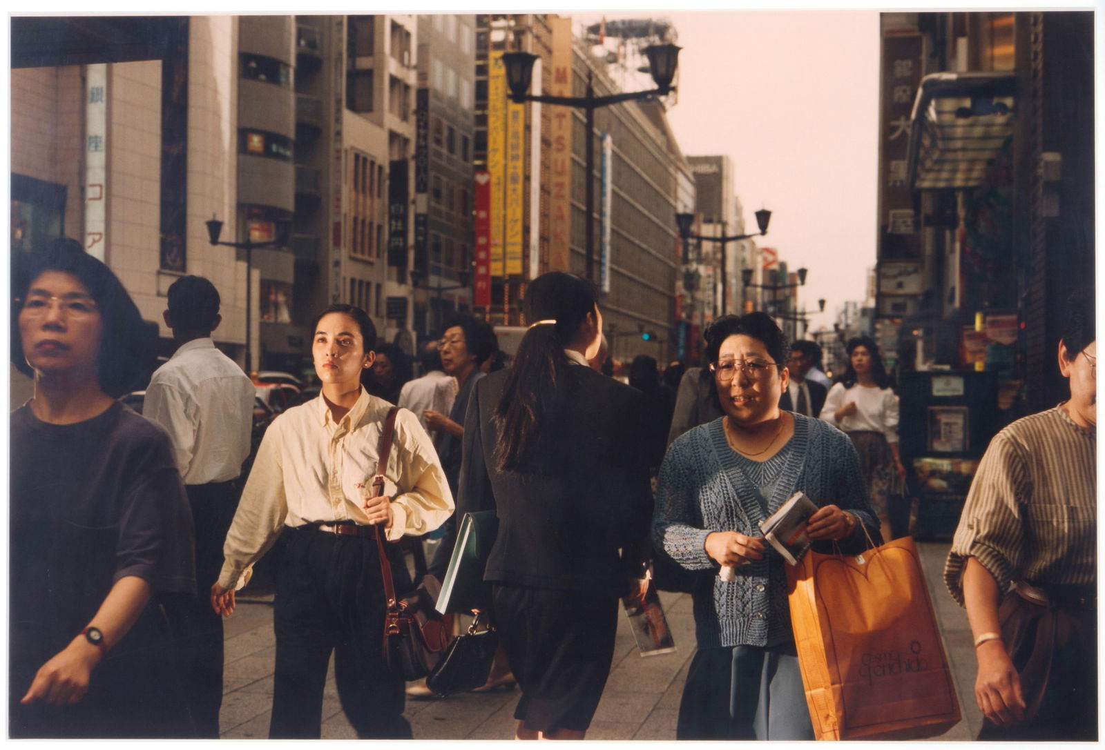 PHILIP LORCA DICORCIA. "TOKYO, 1994": PHILIP LORCA DICORCIA (Hartford 1951). Chromogenic print "TOKYO, 1994". Signature and number "PL 133" in pencil on the back. This is an edition of 15 copies. 65.4x96.8 cm PHILIP LORCA DICORCIA (Hartfo