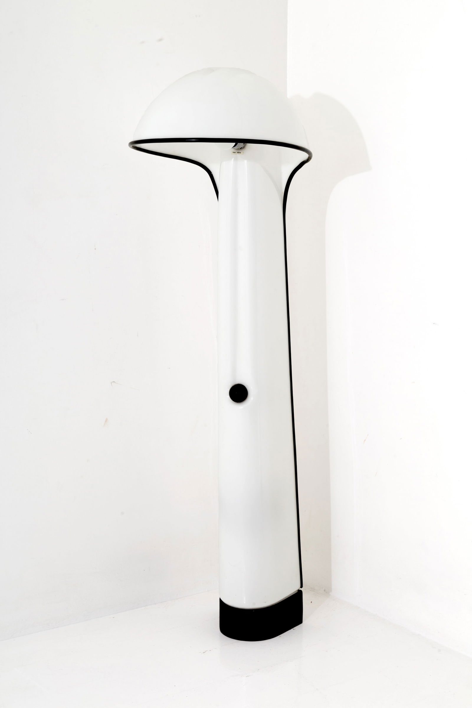 SERGIO BRAZZOLI - ERMANNO LAMPA. Alba floor lamp for HARVEY GUZZINI: SERGIO BRAZZOLI - ERMANNO LAMPA (1945). Alba floor lamp in heat-molded opaline methacrylate, rubber, chromed metal and cast iron base. Production HARVEY GUZZINI. 1970s. Signs of wear and tear. 163x46x
