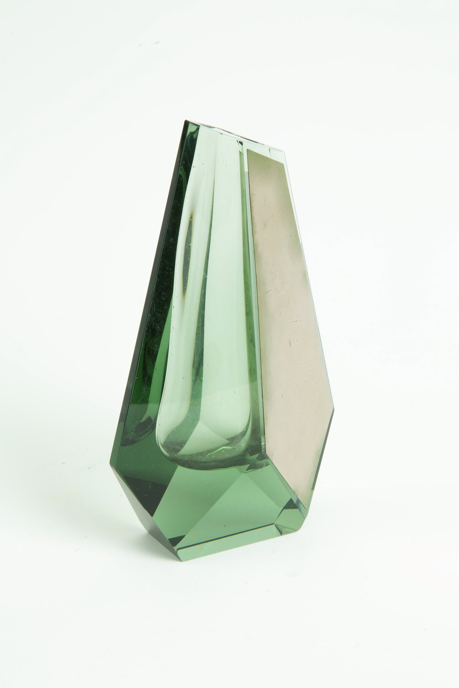 Faceted crystal vase: Faceted crystal vase in shades of green with metal plaque. 1960s. 21.5x13 cm approx. Vaso sfaccettato in cristallo nei toni del verdi con placca in metallo. Anni '60. 21,5x13 cm ca.