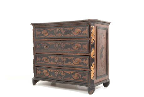 Chest of drawers: Carved walnut chest of drawers, curved front and with four drawers. Northern Italy. 17th century. Minor restorations. 113x139x65 cm approx. Canterano in legno di noce intagliato, mosso sul fronte e co