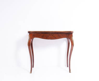Gaming table: Finely inlaid walnut burl gaming table with gilded bronze trim. 19th century. 75x80x42 cm approx. Tavolo da gioco in radica di noce finemente intarsiato con finiture in bronzo dorato. XIX secolo. 75x8