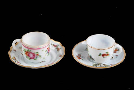 Pair of glass cups and saucers: A pair of milk glass cups and saucers with floral motifs. Murano. Defects and cracks. Coppia di tazzine e piattini in vetro lattimo a motivi floreali. Murano. Difetti e felure.
