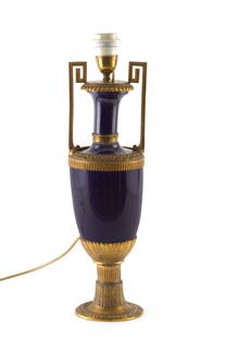 Table lamp: Amphora-shaped table lamp in cobalt blue glass, bronze and gilded metal. 20th century. Defects and cracks. 54x15 cm approx. Lampada da tavolo a forma di anfora in vetro blu cobalto e bronzo e metallo