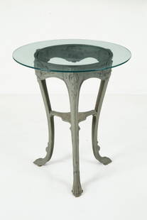 Cast iron coffee table: Three-legged cast iron table with a circular glass top. 20th century. Minor defects. 68x60 cm approx. Tavolino in ghisa a tre piedi con piano in vetro circolare. XX secolo. Lievi difetti. 68x60 cm ca.
