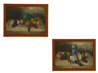 Pair of paintings "STILL LIFE": Pair of oil paintings on panel depicting "STILL LIFES" Unidentified signature lower left. 20th century. Framed. 42.5x64 cm approx. Coppia di dipinti olio su tavoletta raffiguranti "NATURE MORTE". Firm