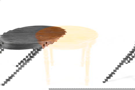 Extendable table in walnut wood: Extendable round walnut table with turned legs. 19th century. The extensions are missing. 80x110 cm approx. closed and 230 cm approx. open Tavolo rotondo allungabile in legno di noce con gambe tornite