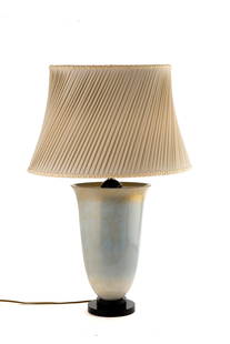 Lamp. GIULIA MANGANI: Blue porcelain lamp with gold highlights and a plastic base. Produced by GIULIA MANGANI. With manufacturer's label at the bottom. 85x54x35 cm approx. Lampada in porcellana azzurra lumeggiata in oro e