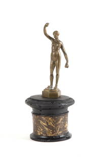 Bronze sculpture "FEMALE FIGURE": Bronze sculpture depicting "FEMALE FIGURE." Mounted on an ebonized wooden and faux marble base. 19th century. Defects and missing parts. 31x13 cm approx. Scultura in bronzo raffigurante "FIGURA FEMMIN