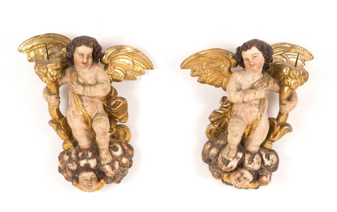 Pair of candle-holding angels: Pair of lacquered and gilded wooden candle-bearing angels resting on clouds with cherubs. 17th century. Defects and missing parts. 65x50x20 cm approx. Coppia di angeli portacero in legno laccato e dor