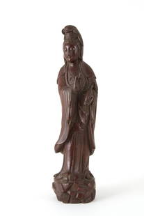 Wooden sculpture "GUANYIN": Finely carved wooden sculpture depicting "GUANYIN". China. Minor defects. Height approx. 40 cm. Scultura in legno finemente intagliato raffigurante "GUANYIN". Cina. Lievi difetti. Alt. 40 cm ca.