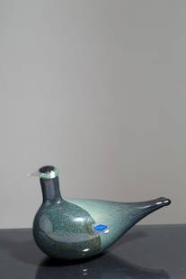 Glass paste sculpture "HEN": Glass paste sculpture depicting a "HEN". NUUTAJARVI manufacture, 1793. Finland. 20th century. 10x15x7 cm approx. Scultura in pasta di vetro raffigurante ''GALLINELLA''. Manifattura NUUTAJARVI 1793. Fi