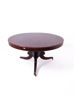 Round table: Round mahogany feather table on a central column and quadripartite base. England. Early 19th century. 74x138 cm approx. Tavolo rotondo in piuma di mogano su colonna centrale e base quadripartita. Ingh