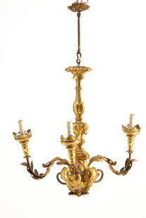 Three-light chandelier: Three-light chandelier in carved and gilded wood with gilded sheet metal arms. 19th century. Defects. 67x66 cm approx. Lampadario tre luci in legno intagliato e dorato con bracci in lamierino dorato.