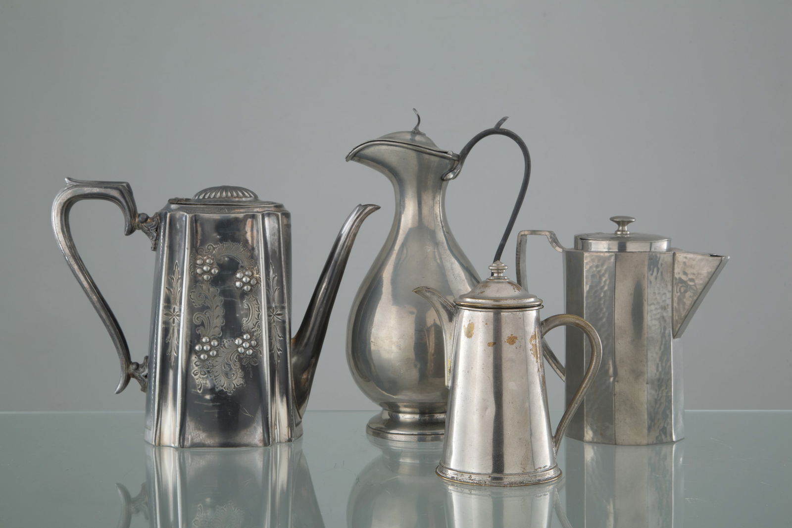 Four coffee makers: Four pewter coffee makers. Heights: approx. 14, 19, 21, and 24 cm. Quattro caffettiere in peltro. Altezze: 14, 19, 21, 24 cm ca.