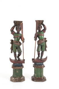 Pair of sculptures "GONDOLIERS": Pair of carved and lacquered wooden sculptures depicting "GONDOLIERS". 19th century. Defects. Height approx. 100 cm. Coppia di sculture in legno intagliato e laccato raffiguranti "GONDOLIERI". XIX sec