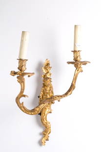 Gilded bronze wall light: Two-arm gilded bronze wall sconce depicting a "FEMALE FIGURE." 19th century. 50x37x20 cm approx. Applique due bracci in bronzo dorato raffigurante ''FIGURA FEMMINILE''. XIX secolo. 50x37x20 cm ca.