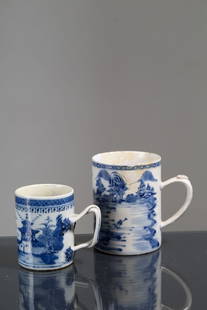 Two white and blue porcelain cups: Two blue and white porcelain cups. China. 19th century. Defects and restorations. Size: 11,5x8,5 cm approx and 6x6,5 cm approx. Due tazze in porcellana bianca e blu. Cina. XIX secolo. Difetti e restau