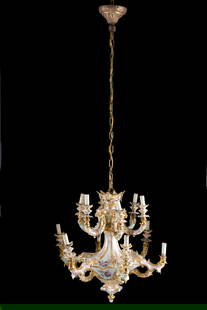 Two-tier porcelain chandelier: Twelve-light chandelier on two tiers in gold-accented porcelain with floral decorations. Late 19th century. Defects and cracks. 75x70 cm approx. Lampadario dodici luci su due palchi in porcellana lume