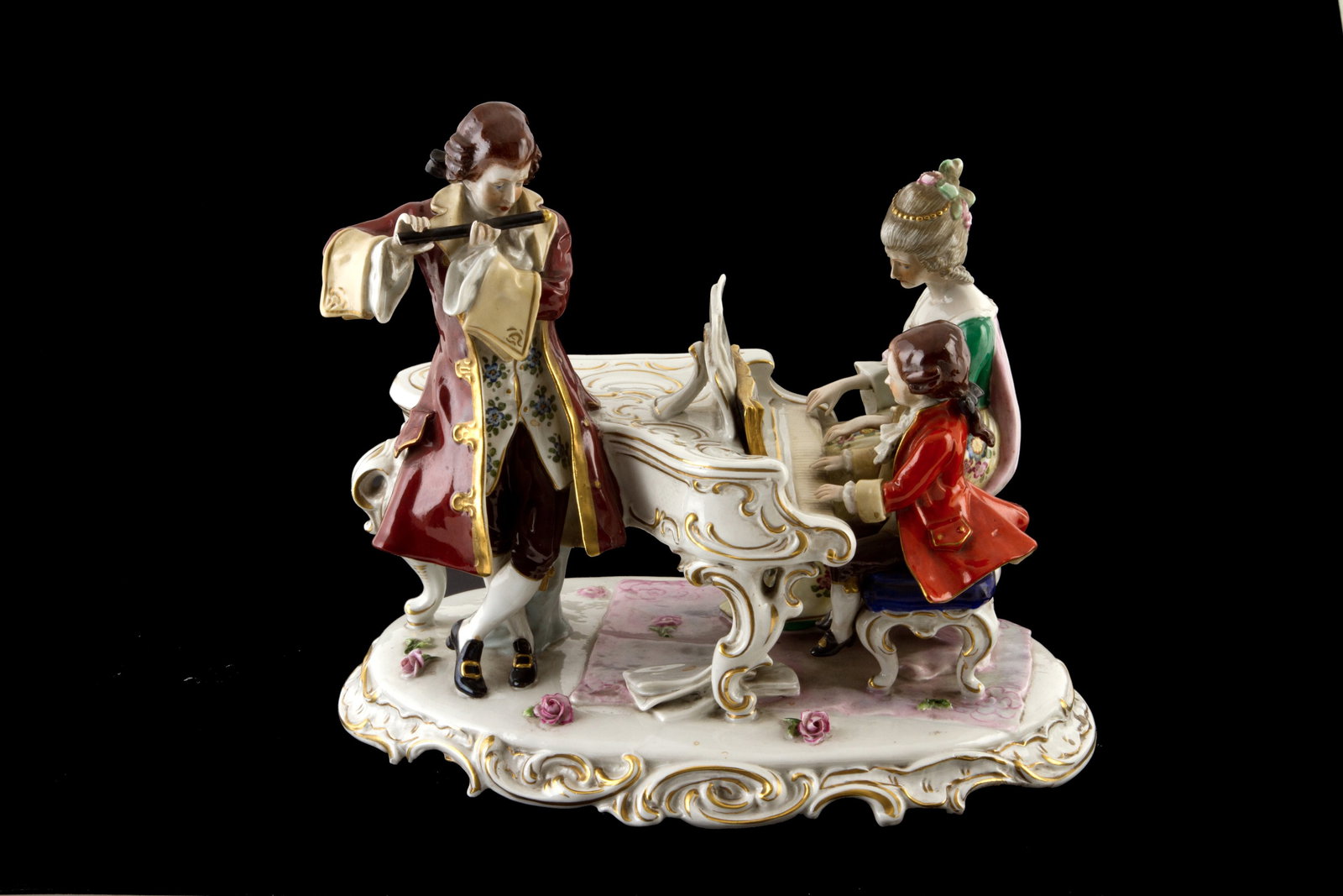 Porcelain group "FLUTE AND PIANO PLAYERS": Porcelain group depicting "FLUTE AND PIANO PLAYERS". CAPODIMONTE manufacture. Marked on the bottom. 20th century. Minor defects and cracks. 24x30x18 cm approx. Gruppo in porcellana raffigurante "SUONA
