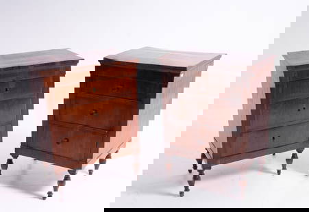 Two bedside tables: Two walnut veneered bedside tables, one with a three-drawer front and the other with a door and a small drawer. 19th century. Minor defects. 78x56x40 cm approx. Due comodini lastronati in noce, uno co