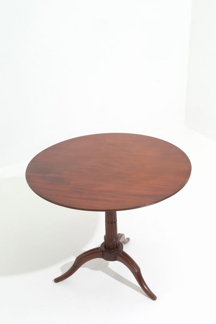 Round sail small table: Round mahogany sail-shaped small table. England. 19th century. Defects. 71x85,5 cm approx Tavolino rotondo a vela in legno di mogano. Inghilterra. XIX secolo. Difetti. 71x85,5 cm ca.