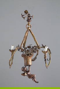Bronze chandelier with cherub: Three-light bronze chandelier, gold-accented and patinated, with a cherub hanging from a flower basket. Late 19th century. Defects. 90x60 cm approx. Lampadario tre luci in bronzo lumeggiato in oro e p