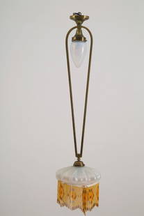 Art Nouveau chandelier: Murano glass chandelier with beaded fringes and a brass frame. Art Nouveau period. 118x30 cm approx. Lampadario in vetro di Murano con frange a perline, struttura in ottone. Periodo Liberty. 118x30 cm