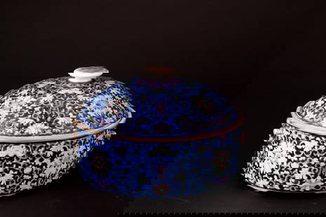 Porcelain pot: Blue and white porcelain lidded pot with floral decorations. China. Late 19th century. Flaws and cracks on the lid. 18x28 cm approx. Pentola con coperchio in porcellana bianca e blu con decori floreal